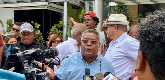 Padre y comunicador, Marino Alcántara, en protesta frente a la oficina de la empresa Barrick Gold