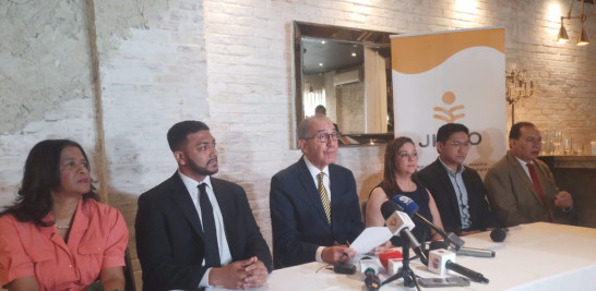 Ministro Franklin Garcia Fermin junto a  el CEO de Jinso Labs, Jay Lee-Golapan y demás miembros del Mescyt y Jinso Labs
