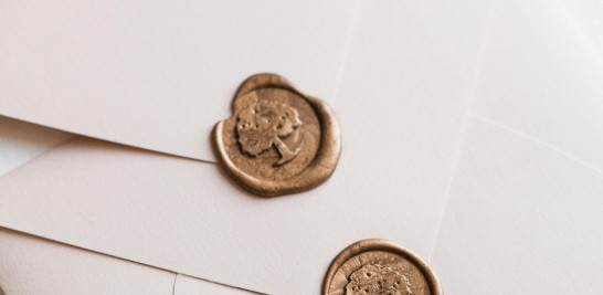 Incluye algunas palabras haciendo referencia al regalo. Si se trata de dinero nunca se debe mencionar, sólo referirse al gesto.