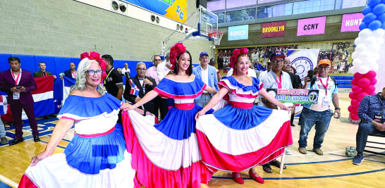 En la gráfica grupo de baile que amenizó y alegró el ambiente en la apertura de los juegos patrios