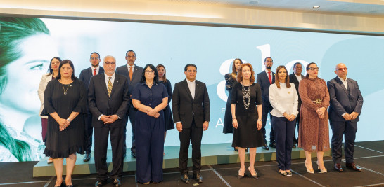 Melba Segura de Grullón junto a representantes de las universidades, que formarán parte del acuerdo de becas