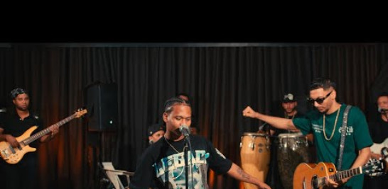 Letras 

He encontrado en mi camino
Días de sol y oscuridad
La mentira y la verdad

He caído tantas veces
Siempre al margen del error
Y he pagado con dolor

Pero ahora veo mi vida
Como un nuevo amanecer
Porque Dios me concedió

A alguien que llamé en un sueño
Y no sé como agradecer
Cuánto en mí se iluminó

Chiquilla bonita
Llegaste del cielo en un tren del amor
Tu alegre sonrisa
Me enseña en la vida, el camino mejor
Cuando iban acabando
Mis fuerzas de ir caminando
Me dices que vivo, y que aún sé llorar

Chiquilla bonita
Contigo ha nacido mi nueva razón
No estarás solita
Estás muy adentro de mi corazón
Con la luz de tu mirada
Hoy ya no me falta nada
Chiquilla bonita, siempre te he de amar

Pero ahora veo mi vida
Como un nuevo amanecer
Porque Dios me concedió

A alguien que llamé en un sueño
Y no sé cómo agradecer
Cuánto en mí se iluminó

Chiquilla bonita
Llegaste del cielo en un tren del amor
Tu alegre sonrisa
Me enseña en la vida, el camino mejor
Cuando iban acabando
Mis fuerzas de ir caminando
Me dices que vivo y que aún sé llorar

Chiquilla bonita
Contigo ha nacido mi nueva razón
No estarás solita
Estás muy adentro de mi corazón
Con la luz de tu mirada
Hoy ya no me falta nada
Chiquilla bonita, siempre te he de amar

Compositor: Marco Antonio Solís