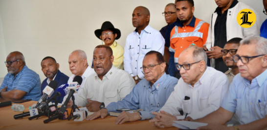 Gabriel del Río Doñe, presidente de la CASC, rechazó la eliminación de la cesantía como un amparo del trabajador luego de ser suspendido de sus funciones.<br /><br />https://listindiario.com/la-republica/20250904/confederaciones-trabajadores-rechazan-eliminacion-cesantia-laboral_872988.html