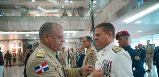 Entre los condecorados figuran Oficiales Generales y Almirantes del Estado Mayor General de las FF.AA., Oficiales Superiores y Subalternos