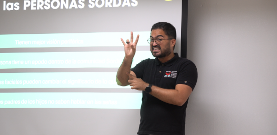 Pablo Taveras impartiendo una charla en APEC sobre la cultura sorda