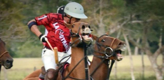 El polo fue otra de las disciplinas en la que el empresario y deportista vegano puso en alto el nombre del país.