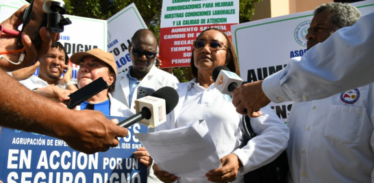 Psicólogos protestan frente al Palacio Nacional