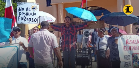 Decenas de residentes se congregaron en el Palacio Nacional para protestar por varios reclamos. La manifestación se centró en la exigencia de detener los desalojos "forzosos".<br /><br />En el marco de la celebración del Derecho a una Vivienda Digna en el país, la concentración de este lunes incluyó a residentes de más de cinco sectores.<br /><br />https://listindiario.com/la-republica/20251006/protestan-desalojo-pago-rd-205-millones-palacio-nacional_877062.html
