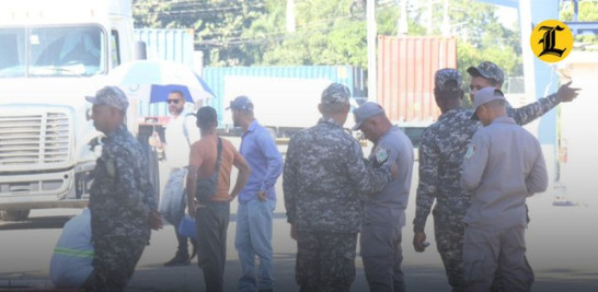 Cientos de haitianos realizaron una manifestación pacífica en la zona franca Codevi, que opera comunidad de Juana Méndez, en rechazo a la retención de impuestos que hace el parque industrial a exigencia del gobierno de Haití.<br /><br />Ante la movilización, el personal dominicano tuvo que ser evacuado y despachado por motivo de seguridad.<br /><br />https://listindiario.com/la-republica/20251006/evacuan-personal-zona-franca-codevi-manifestacion-pacifica-haitianos-juana_877061.html