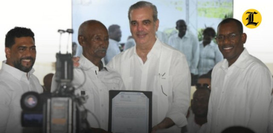 Abinader reconoció que el problema del agua sigue siendo una de las principales carencias de la zona.<br /><br />https://listindiario.com/la-republica/20251009/agua-comunitarios-palmarejo-reclaman-abinader-acceso-agua-entrega-titulos_877535.html