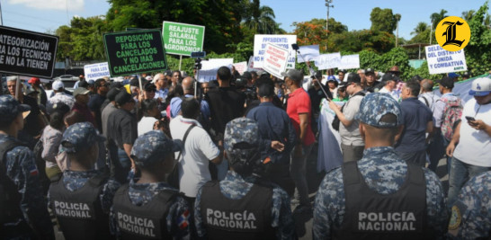 La protesta de agrónomos, convocada por 24 horas para este viernes frente al Ministerio de Agricultura, fue reprimida por agentes policiales con el lanzamiento de bombas lacrimógenas contra los manifestantes.<br /><br />https://listindiario.com/la-republica/20251010/protesta-agronomos-24-horas-reprimida-agentes-policiales_877666.html