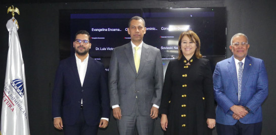 El presidente del Consejo Directivo del INDOTEL, Guido Gómez Mazara, junto a la presidenta ejecutiva de la Asociación de Bancos Múltiples de la República Dominicana (ABA), Rosanna Ruiz, durante un encuentro en la Casa de la Cultura Dominicana en Nueva York.