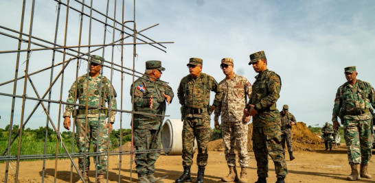Acompañaron al ministro de Defensa el director del Cuerpo Especializado en Seguridad Fronteriza Terrestre (CESFRONT), el director de Planes y Operaciones del Estado Mayor Conjunto del MIDE (J3) y el supervisor general de los trabajos de construcción de la verja perimetral fronteriza, junto a otros oficiales superiores.