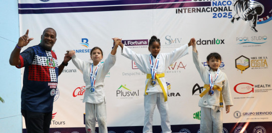 Los principales exponentes de una de las categorías mejores posan en el podio.