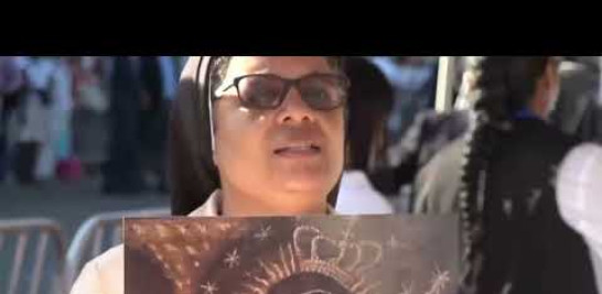 Por primera vez en más de cuatro décadas, la venerada imagen de la Virgen de la Altagracia abandona su santuario en Higüey para recorrer los caminos del pueblo dominicano, en conmemoración del centenario de su coronación. Al frente de esta travesía espiritual está el padre Evaristo Areché, rector de la Basílica de Higüey, quien asume la inmensa responsabilidad de custodiar el ícono más sagrado de la nación.

El Viaje de la Altagracia nos lleva a vivir desde dentro la devoción, la emoción y la fe de un país que se detiene para rendir homenaje a su Madre. A través de testimonios, procesiones multitudinarias y momentos íntimos de oración, el documental revela no solo el fervor religioso, sino también la profunda identidad cultural que une a millones de dominicanos bajo el manto de la Virgen.

Una historia de fe, tradición y esperanza que trasciende generaciones y fronteras, mostrando cómo un ícono puede mover el alma de todo un pueblo, dirgido por Elsa Turull de Alma, bajo la producción de Larimar Films.