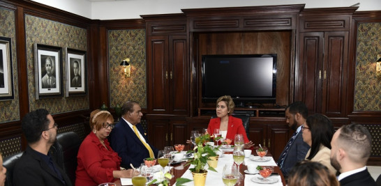 María Elena Vásquez Tavares en el desayuno de Listín Diario, dijo que el proyecto de modificación de la Ley de Defensa de la Competencia está listo y que incluye los lineamientos de los mercados digitales, porque estos implican un reto para determinar el mercado relevante porque uno de los parámetros es el precio y la mayoría de las plataforma digitales son gratuitas.