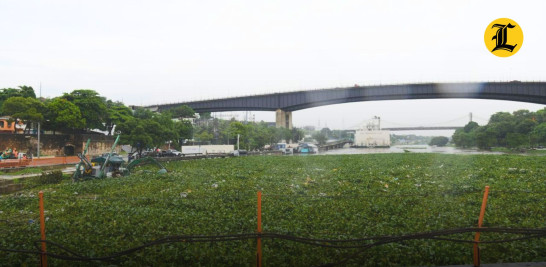 Las autoridades decidieron cerrar este viernes, de manera temporal, el puente flotante situado entre el Distrito Nacional y Santo Domingo Este para realizar labores de limpieza en el río Ozama.<br /><br />https://listindiario.com/la-republica/ciudad/20251024/basura-lilas-rio-ozama-cierre-temporal-puente-flotante_879552.html