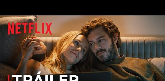 ¿Triunfará el amor?

Joanne (Kristen Bell), una agnóstica presentadora de pódcast, y Noah (Adam Brody), un rabino poco convencional que acaba de terminar con su pareja, se conocen en una fiesta. Se van del lugar juntos y, a pesar de sus diferencias, perciben que hay algo entre ellos. Pero también se dan cuenta de que hay muchas cosas que podrían interponerse en su romance, como sus perspectivas opuestas de la vida, los desafíos de las relaciones modernas y las intromisiones de sus familiares —incluidos Morgan (Justine Lupe), la hermana de Joanne, y Sasha (Timothy Simons), el hermano de Noah—. La serie «Nadie quiere esto», creada por Erin Foster, se estrena el 26 de septiembre, solo en Netflix.

Ver en Netflix: https://netflix.com/nobodywantsthis

SUSCRÍBETE: https://bit.ly/2W85El8

Acerca de Netflix:
Netflix es uno de los principales servicios de entretenimiento del mundo, con 278 millones de membresías de pago en más de 190 países. Nuestros miembros disfrutan de series, películas y juegos en una variedad de géneros e idiomas. Además, pueden reproducir, pausar y reanudar contenido cuando y donde quieran, y pueden cambiar de plan en cualquier momento.

Sigue a Netflix Latinoamérica en:
➡️TWITTER: http://twitter.com/NetflixLAT
➡️INSTAGRAM: http://instagram.com/NetflixLAT
➡️FACEBOOK: http://facebook.com/NetflixLATINO

Nadie quiere esto | Tráiler oficial | Netflix
https://www.youtube.com/@NetflixLATAM

Una presentadora de pódcast y un rabino que acaba de quedar soltero se enamoran. ¿Podrá su relación sobrevivir a sus distintos estilos de vida y sus entrometidas familias?