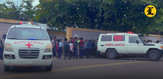 William Batista, comandante de departamento en Jarabacoa, señaló que la situación involucra a niñas de "diferentes aulas" y el elemento común es que el incidente ocurrió durante el recreo.<br /><br />https://listindiario.com/la-republica/educacion/20251028/19-estudiantes-trasladados-hospitales-presentar-crisis-jarabacoa_880106.html