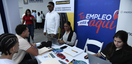 Feria de empleo frente a la Universidad del Caribe (UNICARIBE).
