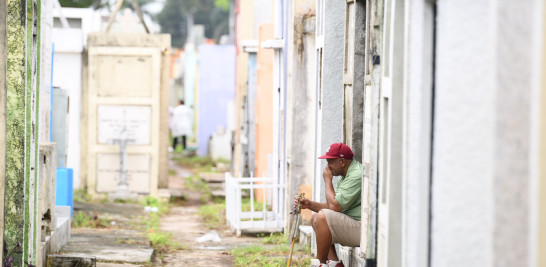 A pesar de las lluvias ayer, ciudadanos fueron al cementerio de la Máximo Gómez.