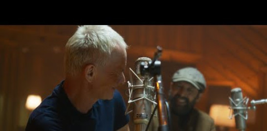 Juan Luis Guerra 4.40 - Estrellitas y Duendes feat. Sting (Official Video)
https://estrellitasyduendes.com
Instagram: https://www.instagram.com/juanluisguerra
Facebook: https://www.facebook.com/juanluisguerra440
TikTok: https://www.tiktok.com/@juanluisguerra
X: https://twitter.com/JuanLuisGuerra
Viviré en tu recuerdo
Como un simple aguacero
De estrellitas y duendes
Vagaré por tu vientre
Mordiendo cada ilusión
Vivirás en mis sueños
Como tinta indeleble
Como mancha de acero
No se olvida el idioma
Cuando dos hacen amor
Me tosté en tus mejillas
Como el sol en la tarde
Se desgarra mi cuerpo
Y no vivo un segundo
Para decirte que sin ti muero
Me quedé en tus pupilas, mi bien
Ya no cierro los ojos
Me tiré a lo más hondo
Y me ahogo en los mares
De tu partida, de tu partida
Andaré sin saberlo
Calzaré de tu cuerpo
Como huellas en hierro
Comeré lo que sobre
Dentro de tu corazón
Y seré un mar desierto
Una frase silente
La elegía de un beso
Un planeta de celos
Esculpiendo una canción
Me tosté en tus mejillas
Como el sol en la tarde
Se desgarra mi cuerpo
Y no vivo un segundo
Para decirte que sin ti muero
Me quedé en tus pupilas, mi bien
Ya no cierro los ojos
Me tiré a lo más hondo
Y me ahogo en los mares
De tu partida, de tu partida
Me tosté en tus mejillas
Como el sol en la tarde
Se desgarra mi cuerpo
Y no vivo un segundo
Para decirte que sin ti muero
Me quedé en tus pupilas, mi bien
Ya no cierro los ojos
Me tiré a lo más hondo
Y me ahogo en los mares
De tu partida, de tu partida.
#juanluisguerra #sting #estrellitasyduendes #bachatarosa #juanluisguerra440