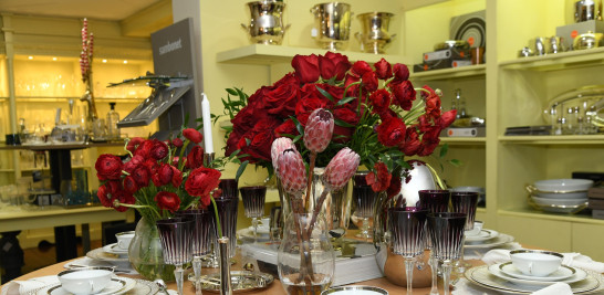 El rojo burdeos —también conocido como burdeo, bordó o bordeaux— no solo evoca los vinos de la región francesa del Bordelais, sino que aporta profundidad, elegancia y una energía contenida que transforma cualquier mesa en una experiencia visual y emocional.