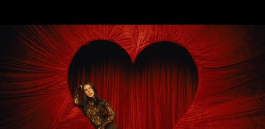 Listen to the album curita para el corazón. Out Now!
Stream: https://music.empi.re/curitaparaelcorazon

Yo no sé, cómo fue,
que no quería, y aquí terminé,
mil vueltas dando, sobre pensando.
Otra vez, desperté,
me quitan el sueño tus ojos café.
¿Qué está pasando?
Me está gustando.
Todo esto me asusta
Y aunque no es tu culpa
Busco respuestas entre mil preguntas,
No sé por qué me cuesta,
Dejarte la puerta abierta.
Todo esto me asusta
Y aunque no es tu culpa
Busco respuestas entre mil preguntas,
No sé por qué me cuesta
Dejarte la puerta abierta.
Dime, si te vas a quedar
o en par de meses se va a terminar.
Dime, si llegarás con flores
y le caerás bien a mi mamá.
Si se pone difícil, estarías dispuesto a luchar,
en la salud y en la enfermedad,
Dime qué va a pasar.
Puede que me fallen otra vez
Pero si no me atrevo, si va bien, nunca sabré
Porque amar es pa' valiente
Solo sabe quién lo siente
Pero si no lo intento, nunca sabré
Todo esto me asusta
Y aunque no es tu culpa
Busco respuestas entre mil preguntas,
No sé por qué me cuesta,
Dejarte la puerta abierta.
Todo esto me asusta
Y aunque no es tu culpa

Busco respuestas entre mil preguntas,
No sé por qué me cuesta
Dejarte la puerta abierta.

#ZhamiraZambrano #curitaparaelcorazon  #dynamic

Twitter:
https://twitter.com/zhamirazambrano

Instagram:
https://www.instagram.com/zhamirazambranomusic/

Facebook
https://www.facebook.com/pg/Zhamira-Zambrano-Music-1075702329222697/

Official Video by Zhamira Zambrano - "mil preguntas" © 2025 Dynamic Records LLC /  EMPIRE