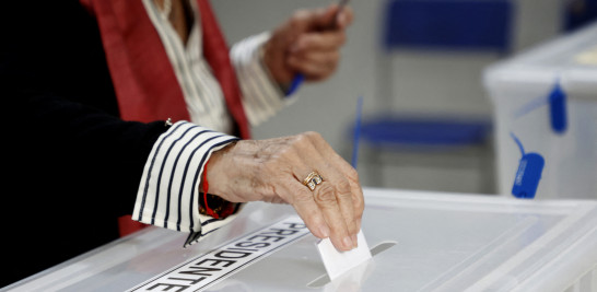 Una mujer ejerce su derecho al voto en Chile