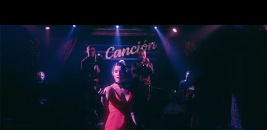 J BALVIN x BAD BUNNY
LA CANCIÓN | OASIS (Video Oficial)
Escucha el álbum más reciente: https://elultimotourdelmundo.com

Merch:
https://shop.elultimotourdelmundo.com/
https://YHLQMDLG.com

Suscríbete al canal: https://rimas.ffm.to/ytbadbunny

Más de Bad Bunny:
EUTDM - https://rimas.io/EUTDM
YHLQMDLG - https://rimas.io/YHLQMDLG
X100PRE - https://rimas.io/X100pre

Sigue a Bad Bunny:
Instagram: https://www.instagram.com/badbunnypr/
Facebook: https://www.facebook.com/BadBunnyOfficial/
Twitter: https://twitter.com/sanbenito 

Letra:
[Intro: Bad Bunny]
Yeh, yeh, yeh

[Estribillo: Bad Bunny]
Pensaba que te había olvida'o, eh
Pero pusieron la canción, eh, eh, eh
Que cantamo’ bien borracho'
Que bailamo' bien borracho’
Nos besamo' bien borracho' los dos
Pensaba que te había olvida'o, eh
Pero pusieron la canción, eh, eh, eh
Que cantamo' bien borracho'
Que bailamo' bien borracho'
Nos besamo’ bien borracho’ los dos
Pensaba que te había olvida'o

[Verso 1: J Balvin]
Justo cuando creía
Que por comerme a do’ o diez, te olvidaría' (Yeh)
Cogí un respiro y me salí de la vía
Y como un pendejo, no sabía lo que hacía
Nunca lo superé, nunca te superé (No; no)
Hasta me aprendí to'a la' balada’ en inglé' (Yeh)
Respiré y conté hasta tres (Uno, dos, tres)
Ere' la fantasía oscura de Kanye West, bebé, ey
Hace tiempo lo barato me salió caro (Yih)
Yo sólo twitteo, bala' loca' disparo (Yih)
¿Cómo olvidar la bellaquera en el carro?
¿A que guió solo?

[Estribillo: J Balvin & Bad Bunny]
Pensaba que te había' olvida'o (Pero no), yeh
Pero pusieron la canción, yeh, yeh
Que cantamos bien borrachos
Que bailamo' bien borrachos
Nos besamo' bien borracho' lo' dos
Pensaba que te había' olvida'o, eh
Pero pusieron la canción, yeh, yeh
Que cantamo' bien borracho'
Que bailamo' bien borracho'
Nos besamo' bien borracho' los dos, ey, ey

[Verso 2: Bad Bunny]
Y hace tiempo que no venía' a mi cabeza
Pero ya van par de cerveza'
Y me acordé de cómo tú me besa'
De to' lo' polvo' encima 'e la mesa
Y en el carro, la playa, y el motel
En casa de tu pai', cuando yo te iba a ver
Las vece' que tu mai' no' llegó a coger
Tú brincando mojaíta', sudando Chanel
Yo sé que lo nuestro e' cosa de ayer
Y me pone contento que te va bien con él
Yo ni te extrañaba ni te quería ver
Pero pusieron la canción que te gustaba poner
Y me acordé de ti, cuando me hiciste feliz
Se acabó, pues, me fui, ey
Yo mismo me río de mí porque—

[Estribillo: J Balvin]
Pensaba que te había' olvida'o, eh
Pero pusieron la canción, yeh, yeh
Que cantamos bien borrachos
Que bailamo' bien borrachos
Nos besamo' bien borracho' lo' do'

[Interludio Instrumental]

[Outro: Bad Bunny & J Balvin]
Y yo pensaba que tu nombre estaba muerto, eh
Pero te soñé despierto, ey
Hoy salí pa' la calle suelto
Sin sentimiento', el corazón desierto
Y yo pensaba que tu nombre estaba muerto
Pero te soñé despierto
Hoy salí pa' la calle sueltoSin sentimiento', el corazón desierto

booking@rimasmusic.com

#BadBunny #LaCancion #Oasis

© 2019 Rimas Entertainment