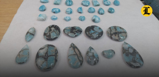 La piedra semipreciosa aporta un valor significativo en el ámbito social y económico del país fortaleciéndose por medio de la exportación, el turismo y la artesanía.<br /><br />https://listindiario.com/la-republica/20251122/industria-larimar-desafio-valorizar-piedra-azul_883352.html