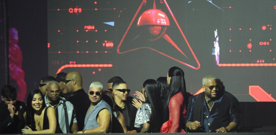 Los participantes de "La Casa de Alofoke 2" en su balcón durante el show de la final en el teatro de Lantica Studios.