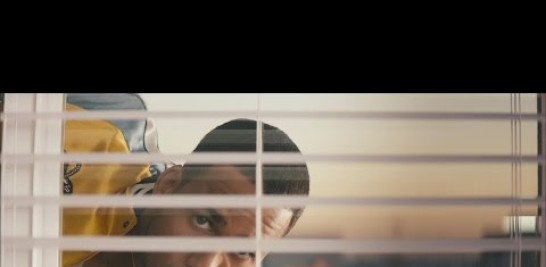 Romeo Santos - "Héroe Favorito" (Official Video)
Director: Marc Klasfeld
New album "Golden" is available now on these platforms: https://SML.lnk.to/Golden
Don't miss Romeo Santos on tour in a city near you! 2018 Golden Tour - Tickets on-sale now: https://r-o.me/o/santos/goldentourWant to be featured on the cover of Romeo's single art?
Head over to http://smarturl.it/HeroeFavoritoPage!Connect with Romeo Santos!
Official Site: http://www.romeosantosonline.com/heroefavorito
Facebook: http://www.facebook.com/RomeoSantosOfficial
Twitter: http://twitter.com/RomeoSantosPage
Instagram: http://www.instagram.com/romeosantos
Official music video by Romeo Santos performing "Héroe Favorito." (C) 2017 Sony Music Entertainment US Latin LLC-- | LYRICS |--Estoy planeando un secuestro para robarme tu amor
Mis estrategias no marchan y crece la imaginación
Vivo en un mundo ficticio con un sólo compromiso,
conquistarte y darte toda mi atención
Pero tus padres te entregan a otro hombre que apenas tu conoces, y yo aquí sin solución.Yo quisiera ser el Hulk y te protejo, Superman para exhibirte el universo
Si fuese Batman no habrían noches de temor,
la Baticueva nuestro nidito de amor
Si yo fuera el Hombre Araña
Por un beso 100 pies de altura escalo sin esfuerzo a tu balcón
Y si alguien te pregunta por tu héroe favorito,
Dile que soy yo.Veo un planeta en mis sueños
Ahí nos vamos a amar
Con mi espada te rescato
De nada cuesta soñar
Yo hiciera lo imposible, siendo el Hombre Invisible
Y te rapto tan ligero como Flash
Pero sólo son escenas
Historietas que no pegan
No hay poderes, yo no tengo agilidadYo quisiera ser el Hulk y te protejo
Superman para exhibirte el universo
Si fuese Batman, no habrían noches de temor
La Baticueva nuestro nidito de amor
Si yo fuera el Hombre Araña,
Por un beso 100 pies de altura escalo sin esfuerzo a tu balcón
Y si alguien te pregunta por tu héroe favorito,
Dile que soy yoYo quisiera ser el Hulk y te protejo,
Superman para exhibirte el universo
Si fuese Batman no habrían noches de temor,
la Baticueva nuestro nidito de amor
Si yo fuera el Hombre Araña
Por tus besos 100 pies de altura escalo sin esfuerzo a tu balcón
Y si alguien te pregunta súper héroe favorito,
Pues dile que soy yo