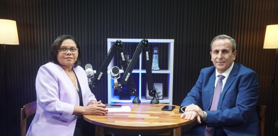 El doctor Ammar Ibrahim es entrevistado por la periodista Deyanira Polanco