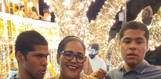 Mientras Greyci Rodríguez, con sus dos hijos Ben y Albert, ambos de 21 años, relató las dificultades para el seguro de salud.