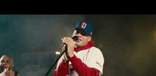 Ebenezer Guerra - BOLERO TIPICO VERSION (Official Video)

ARTISTA - EBENEZER GUERRA
COMPOSITOR - EBENEZER GUERRA , GREGORY ABISMAEL RODRÍGUEZ, JOEL BAEZ NIEVES
PRODUCTOR - DANIEL E. ARIAS BAUTISTA (DANIDRVMS) & BARUC O. CASTRO BATISTA (BARU)
VIDEO DIRECTOR - MAIKEL DE LA CRUZ & RAUL ANTONIO 
SELLO - BRIDGEMUZIC 

LETRA:

Aveces la vida es un poco injusta, unos nacen con todo, otros nacen sin nada, y yo sé que esta noche cada unas de ustedes tienen un loquillo tirándole y ustedes pichandole, pero la vida da vueltas, y cambia.

Me miras y me dices no eres el hombre que has buscado, 
que tu padre quiere un hombre realizado adinerado, 
que tú eres una mujer universitaria y que yo aún no termino el bachillerato, 
se que vienes de familia para nada de sencilla, 
y yo lo sencillo se me nota desde adentro, 
se que te gusto mamasita solo dame tiempo.

Yo sé que no parezco todo lo que tú buscas, 
pero hay una diferencia soy todo lo que mereces, 
una persona que te ama leal a ti que te respeta, 
con lo que no has tenido suerte, 
Yo sé que no parezco todo lo que tú buscas, 
pero hay una diferencia soy todo lo que mereces, 
una persona que te ama leal a ti que te respeta, 
con lo que no has tenido suerte.

Seremos de esas relaciones, 
que cuando peleamos solo buscamos soluciones, 
y con mi musa te escribo canciones, 
soy de los que llevan flores, 
solo pa que me perdones sin quitarte las razones, 
tú no sabes lo que pienso cuando yo estoy contigo pero, 
no quiero decirlo solo siendo amigos, 
yo sé que quieres estar conmigo yo no necesito mas testigos, 
solo nosotros dos y la luna que nos persiguió, 
mi cora de tus besos se contagió.

Y tú conmigo en la playa caminando en puertorro, 
y yo contigo besándonos y queriendo de todo, 
y tú conmigo en la playa caminando en puertorro, 
y yo contigo besándonos y queriendo de todo.

Yo sé que no parezco todo lo que tú buscas, 
pero hay una diferencia soy todo lo que mereces, 
una persona que te ama leal a ti que te respeta, 
con lo que no has tenido suerte, 
Yo sé que no parezco todo lo que tú buscas, 
pero hay una diferencia soy todo lo que mereces, 
una persona que te ama leal a ti que te respeta, 
con lo que no has tenido suerte.

Me miras y me dices no eres el hombre que has buscado, 
que tu padre quiere un hombre realizado adinerado, 
que tú eres una mujer universitaria y que yo aún no termino el bachillerato.