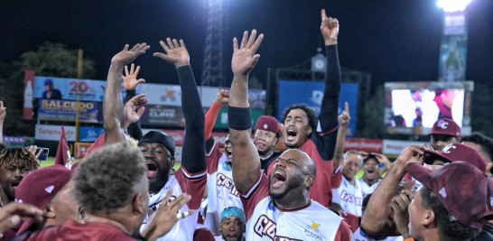 El veterano Hansel Alberto encabeza el festejo junto a varios compañeros en el Estadio Julián Javier.