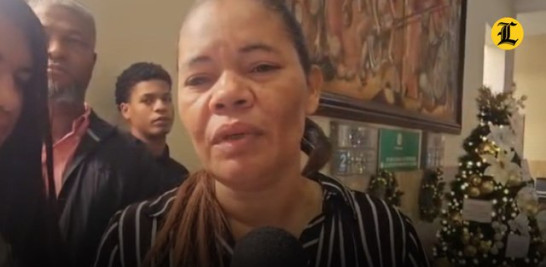 Line Pacheco, madre de la joven Perla Yoskasta Santos Pacheco, desmintió categóricamente la versión de que su hija falleciera en medio de un atraco, hecho ocurrido en el sector Los Guandules, del Distrito Nacional.<br /><br />Pacheco afirmó que el verdadero móvil detrás de la tragedia fue el acoso constante al que la joven era sometida por parte del imputado el mayor del Ejército Diego Geraldo Mesa Arismendi.<br /><br />https://listindiario.com/la-republica/justicia/20251230/hubo-atraco-hubo-acoso-madre-perla-yoskasta-desmiente-versiones-clama-justicia_887891.html