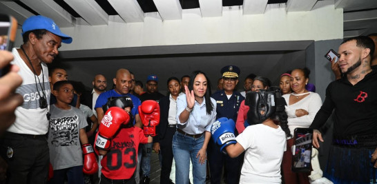 La ministra Raful marca el inicio del combate de boxeo en la categoría mini-infantil.
