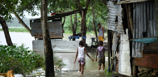 Residentes el sector capotillo de santo domingo, durante el paso de la tormenta Melissa por el país.