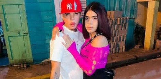 La víctima, Zenaida Muñoz, permanece ingresada en el hospital José María Cabral y Báez, donde fue sometida a una cirugía de emergencia tras recibir múltiples heridas con arma blanca.