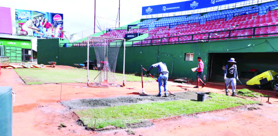 Empleados trabajan en la zona del jardín derecho del estadio Quisqueya Juan Marichal, estructura que ha estado sometidas a labores