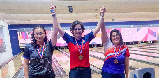 La campeona nacional Aumi Guerra luego de ser premiada en compañía de Rosalía Guzmán y Shantalle Hungría.
