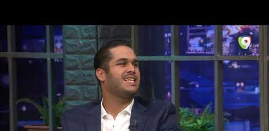 Tras la carrera por el cuarto premio Soberano consecutivo como mejor comediante del año, #JuanCarlosPichardo es el invitado de #JhoelLópez en #MeGustaDeNoche por #ColorVisión.

Durante el programa realizó una imitación del tono de voz del presidente Abinader.

Si te gusta nuestro contenido, no olvides compartir este video y  seguirnos en las redes sociales:

Suscríbete en YouTube →https://www.youtube.com/channel/UCiDATmLMS6XfkB7mh8pmeHg
Facebook →https://www.facebook.com/Color-VisionC9-1511791742382058/
Instagram→https://www.instagram.com/colorvisionc9/
Twitter →https://twitter.com/ColorVisionC9
Pagina Web → http://www.colorvision.com.do/