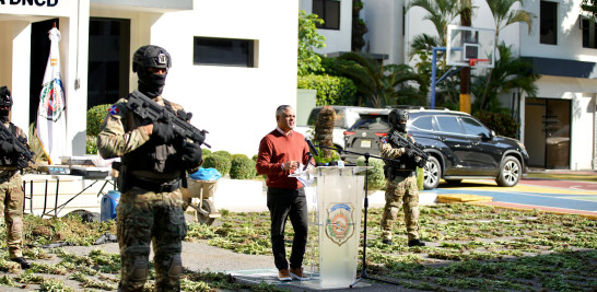 Carlos Devers, vocero de la DNCD, muestra alijo decomisado