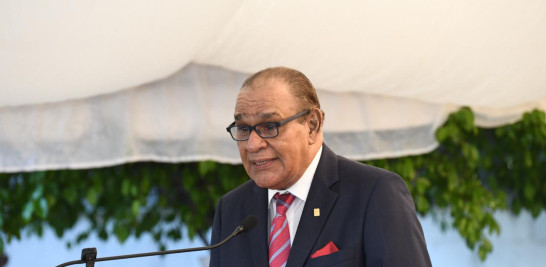 Miguel Franjul, director de Listín Diario,pronuncia discruso en acto a la bandera