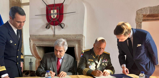 El ministro de Defensa de Portugal, Nuno Melo, y el ministro de Defensa de República Dominicana, teniente general Carlos Antonio Fernández Onofre.