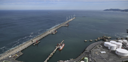 Una imagen tomada el 9 de marzo de 2026 muestra el buque Pis Prolific, un petrolero de GLP con bandera de Malta, amarrado en la planta de regasificación de Bizkaia Bay Gas (BBG) en la ciudad vasca española de Zierbena.
