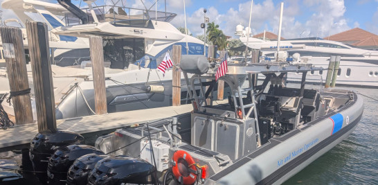 Oficiales de la división de Operaciones Aéreas y Marítimas de CBP (AMO) explican a periodistas latinoamericanos cómo operan en la frontera marítima de Florida, donde interceptan embarcaciones ilegales