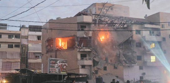 Personas se reúnen frente a un edificio que fue blanco de un ataque aéreo israelí en la ciudad costera de Tiro, al sur del Líbano, el 11 de marzo de 2026.